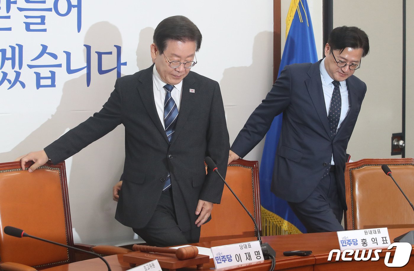 본문 이미지 - 이재명 더불어민주당 대표와 홍익표 원내대표가 15일 오전 서울 여의도 국회에서 열린 최고위원회의에 참석하고 있다. 2024.4.15/뉴스1 ⓒ News1 임세영 기자