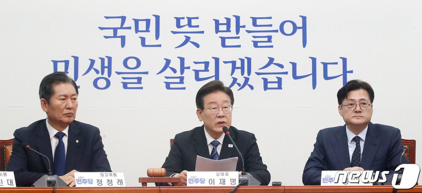 본문 이미지 - 이재명 더불어민주당 대표가 15일 오전 서울 여의도 국회에서 열린 최고위원회의에서 발언을 하고 있다. 2024.4.15/뉴스1 ⓒ News1 임세영 기자