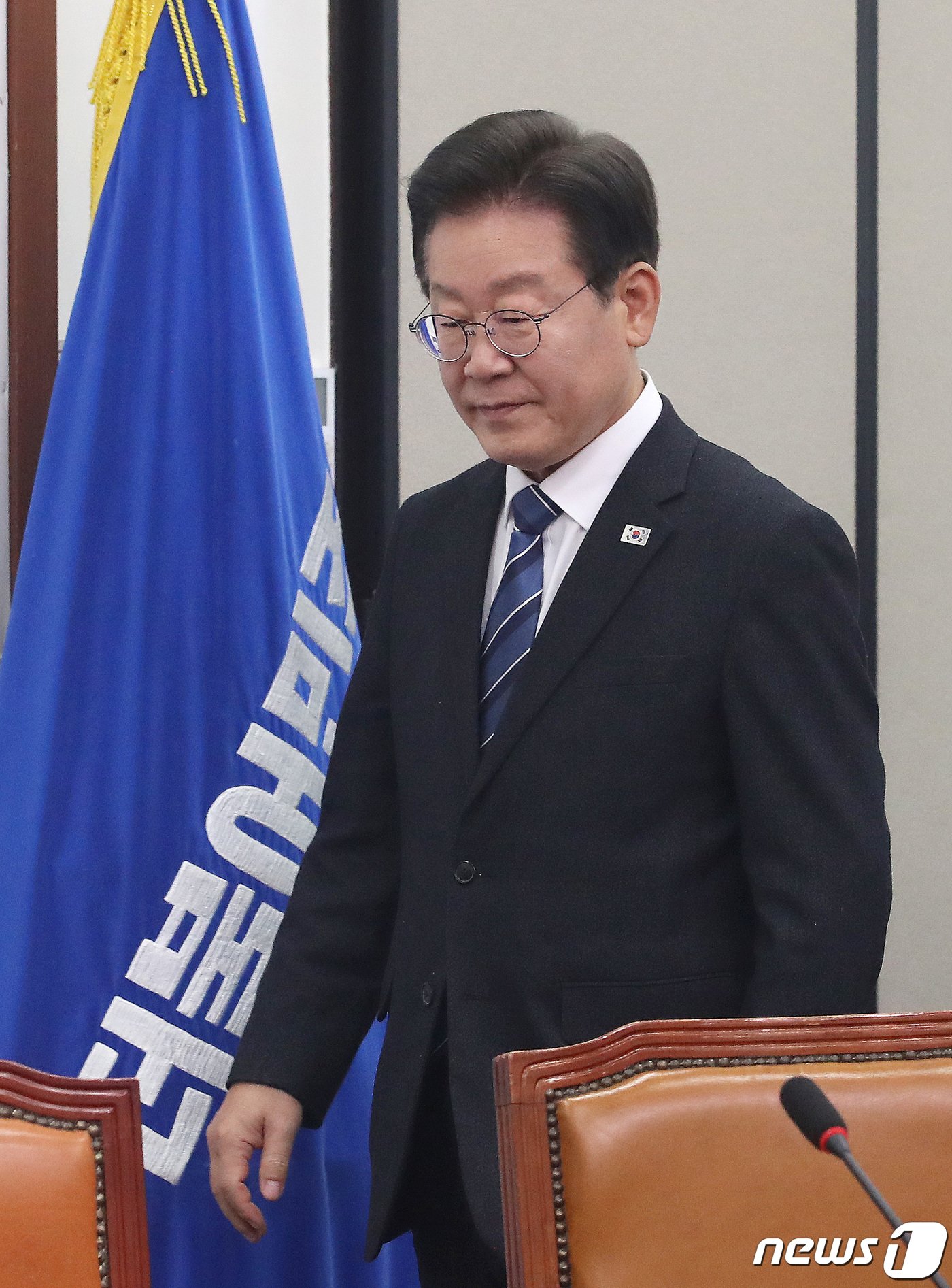 본문 이미지 - 이재명 더불어민주당 대표가 15일 오전 서울 여의도 국회에서 열린 최고위원회의에 참석하고 있다. 2024.4.15/뉴스1 ⓒ News1 임세영 기자