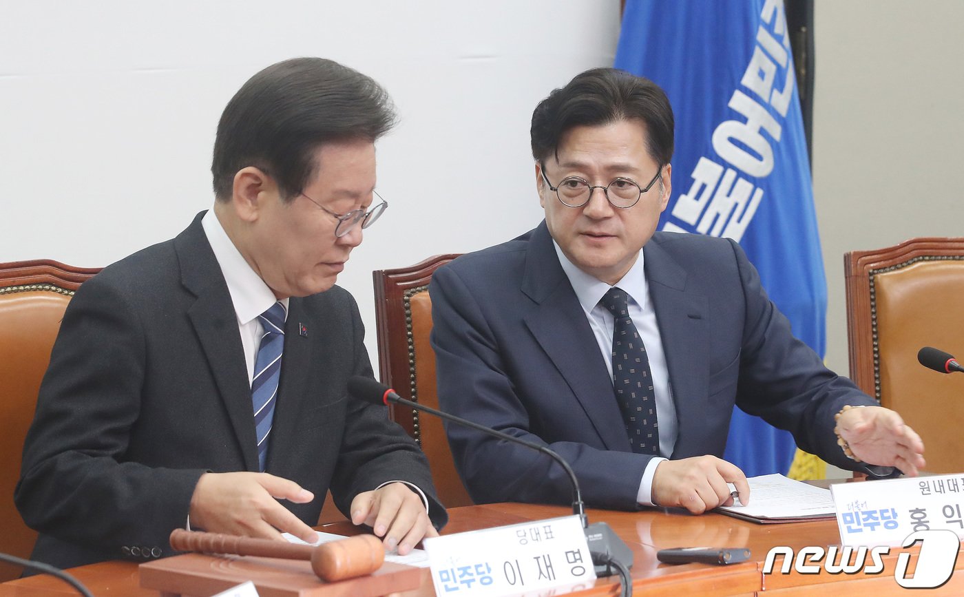 본문 이미지 - 이재명 더불어민주당 대표와 홍익표 원내대표가 15일 오전 서울 여의도 국회에서 열린 최고위원회의에서 이야기를 나누고 있다. 2024.4.15/뉴스1 ⓒ News1 임세영 기자