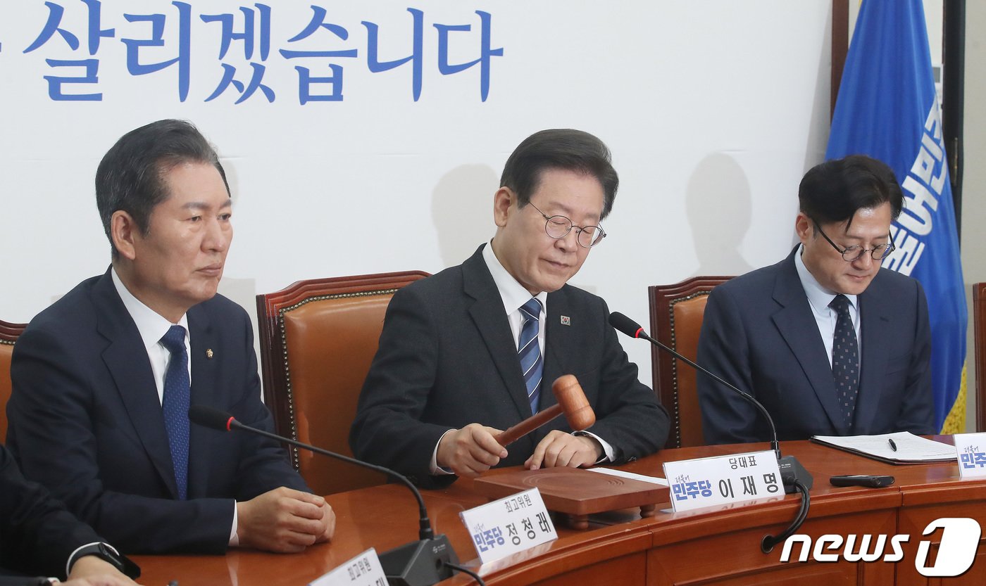 본문 이미지 - 이재명 더불어민주당 대표가 15일 오전 서울 여의도 국회에서 열린 최고위원회의에서 속개선언을 하고 있다. 2024.4.15/뉴스1 ⓒ News1 임세영 기자