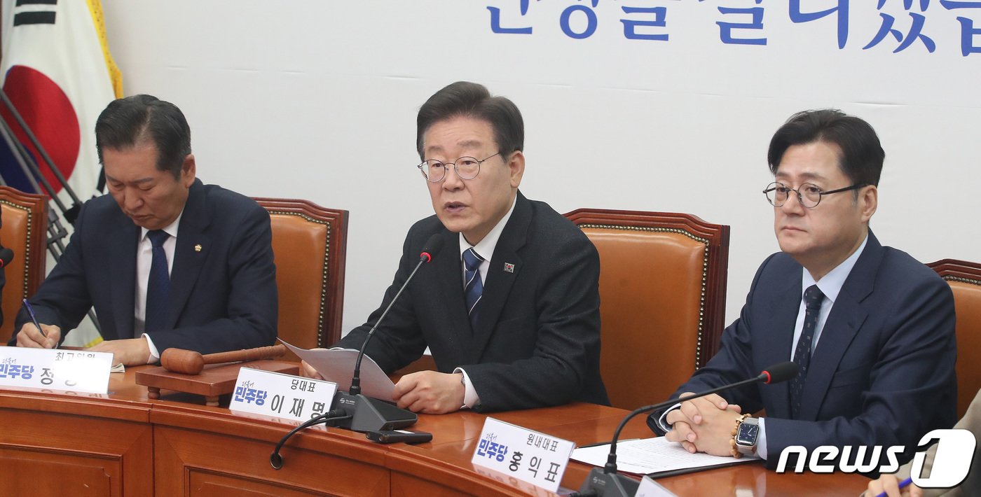 본문 이미지 - 이재명 더불어민주당 대표가 15일 오전 서울 여의도 국회에서 열린 최고위원회의에서 발언을 하고 있다. 2024.4.15/뉴스1 ⓒ News1 임세영 기자