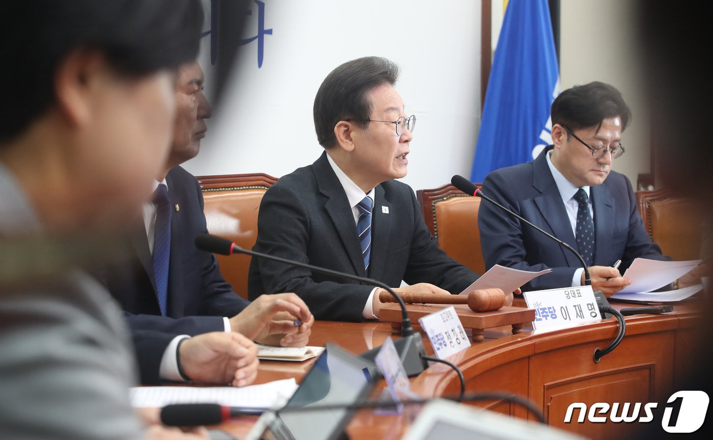 본문 이미지 - 이재명 더불어민주당 대표가 15일 오전 서울 여의도 국회에서 열린 최고위원회의에서 발언을 하고 있다. 2024.4.15/뉴스1 ⓒ News1 임세영 기자