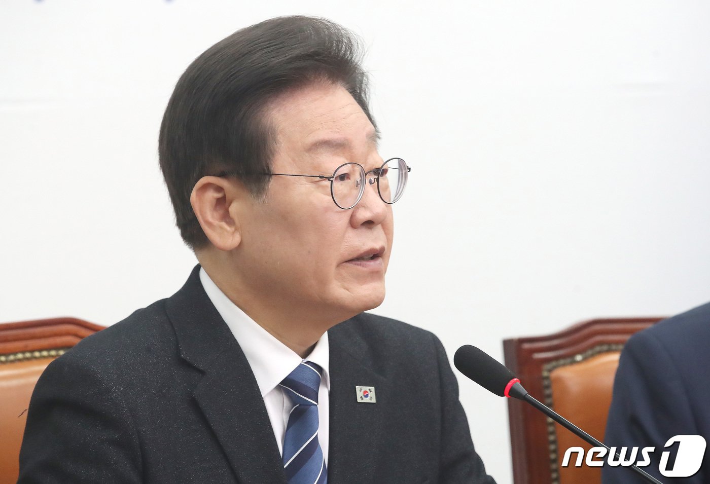 본문 이미지 - 이재명 더불어민주당 대표가 15일 오전 서울 여의도 국회에서 열린 최고위원회의에서 발언을 하고 있다. 2024.4.15/뉴스1 ⓒ News1 임세영 기자