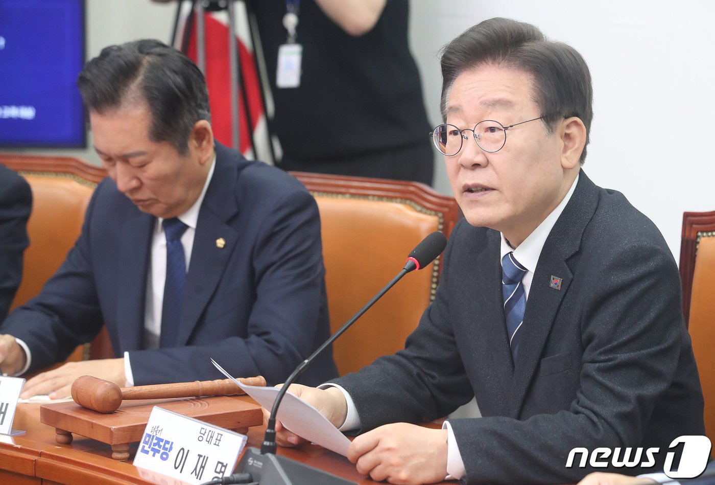본문 이미지 - 이재명 더불어민주당 대표가 15일 오전 서울 여의도 국회에서 열린 최고위원회의에서 발언을 하고 있다. 2024.4.15/뉴스1 ⓒ News1 임세영 기자