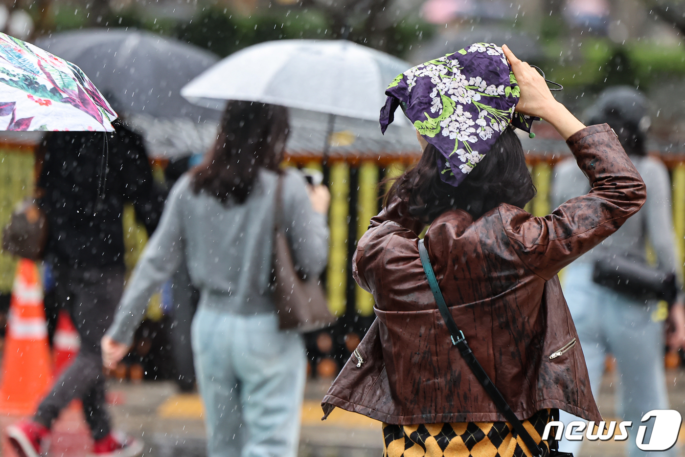 (서울=뉴스1) 김도우 기자 = 전국 대부분 지역에 비가 예보된 15일 오전 서울 광화문광장에서 한 시민이 손수건으로 머리를 가리며 발걸음을 옮기고 있다. 2024.4.15/뉴스1 …