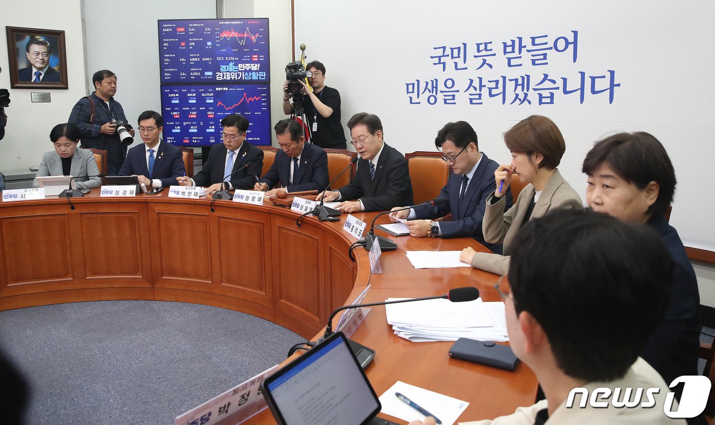 본문 이미지 - 이재명 더불어민주당 대표가 15일 오전 서울 여의도 국회에서 열린 최고위원회의에서 발언을 하고 있다. 2024.4.15/뉴스1 ⓒ News1 임세영 기자