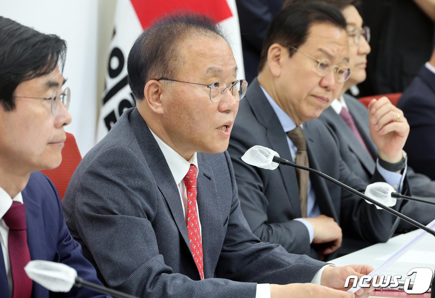 본문 이미지 - 윤재옥 국민의힘 원내대표 겸 당대표 권한대행이 15일 서울 여의도 국회에서 열린 4선 이상 국회의원 당선인 간담회에서 발언을 하고 있다. (공동취재)/뉴스1 ⓒ News1 송원영 기자