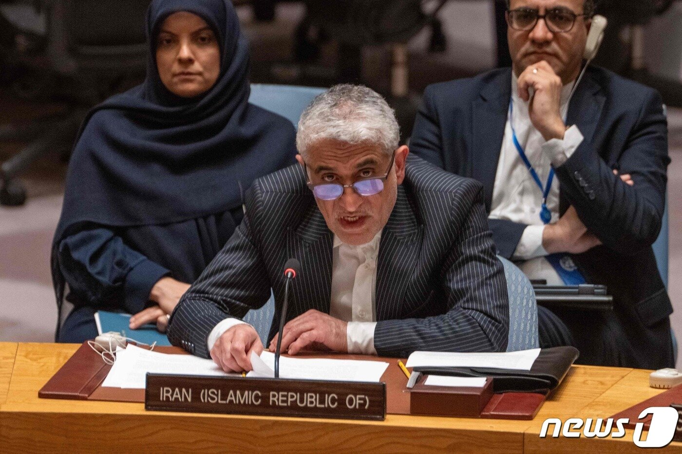 본문 이미지 - 14일(현지시간) 미국 뉴욕 유엔본부에서 열린 유엔 안전보장이사회(안보리) 긴급회의에서 아미르 사에이드 아라바니 주유엔 이란대사가 발언하고 있다. 2024.04.15 ⓒ AFP=뉴스1 ⓒ News1 조소영 기자