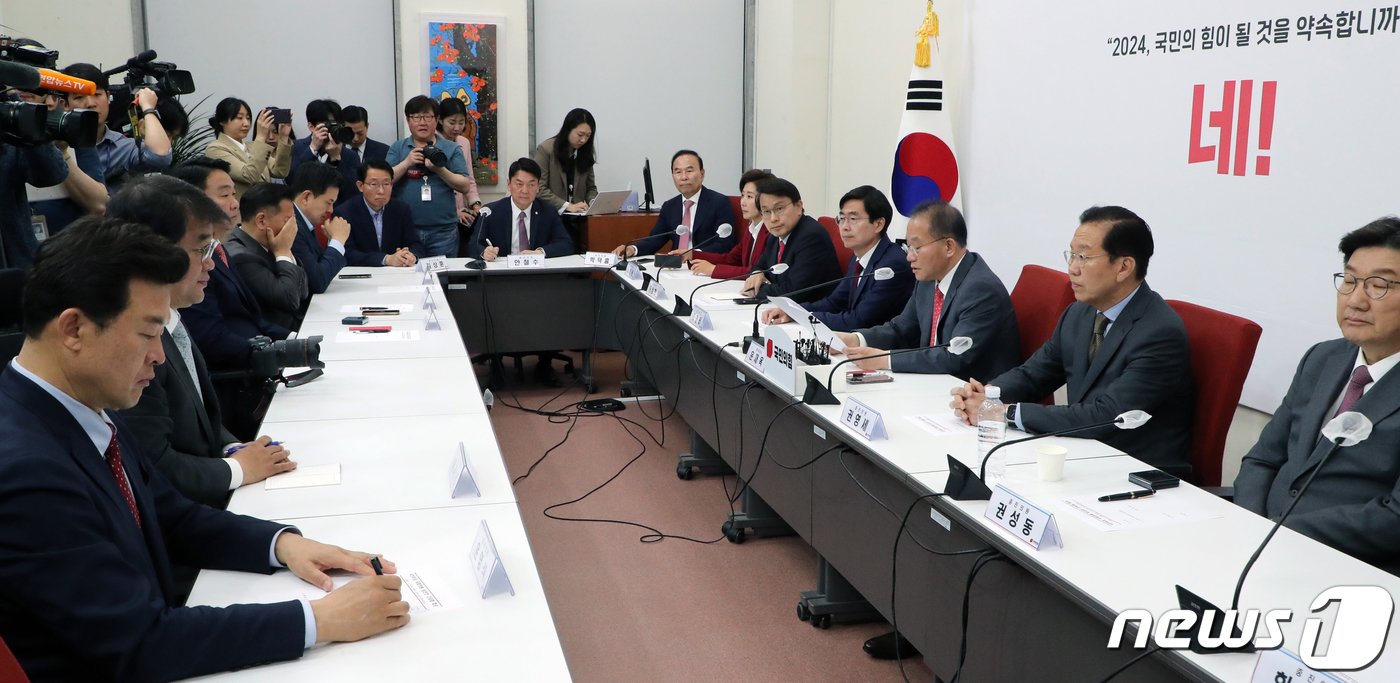 본문 이미지 - 윤재옥 국민의힘 원내대표 겸 당대표 권한대행이 15일 서울 여의도 국회에서 열린 4선 이상 국회의원 당선인 간담회에서 발언을 하고 있다. (공동취재) 2024.4.15/뉴스1 ⓒ News1 송원영 기자