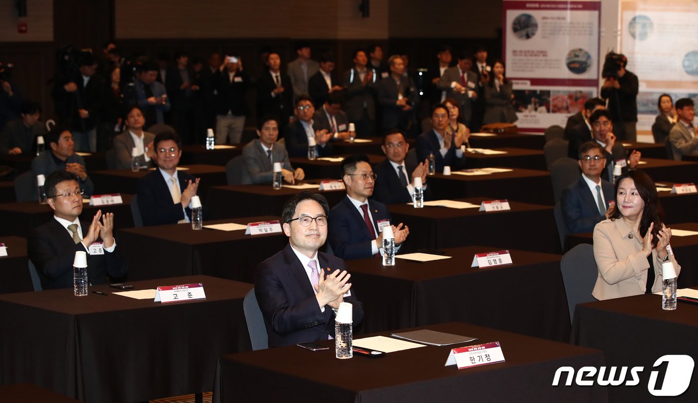 본문 이미지 - 한기정 공정거래위원장과 유통기업 대표 등이 15일 오전 서울 여의도 중소기업중앙회에서 열린 '상생, 미래를 향한 동행' 제4회 유통 상생 대회에 참석해 손뼉치고 있다. 2024.4.15/뉴스1 ⓒ News1 이광호 기자