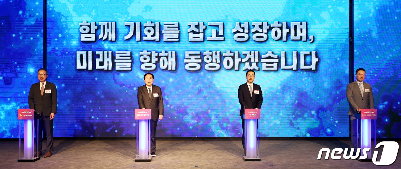 본문 이미지 - 정준호 롯데백화점 대표(왼쪽부터), 김기문 중소기업중앙회장, 전항일 G마켓 대표, 강성현 롯데마트 대표가 '제4회 유통 상생 대회'에서 기념 촬영을 하고 있다.(중소기업중앙회 제공)