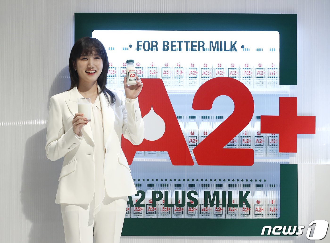 본문 이미지 - 배우 박은빈이 4월15일 서울 용산구 소월로 그랜드햐얏트 호텔에서 열린 서울우유협동조합 '우유로 세상을 건강하게' 서울우유 A2+출시 포토세션에서 포즈를 취하고 있다. 2024.4.15/뉴스1 ⓒ News1 권현진 기자