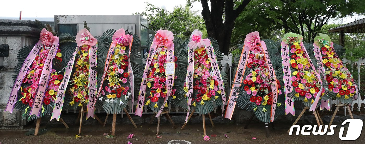 15일 오전 서울 여의도 국회 담장 앞에 한동훈 전 국민의힘 비상대책위원장을 응원하는 화한이 놓여있다. 화환에는 &#39;한동훈 비대위원장님 사랑합니다&#39;, &#39;선진국의 정치인 한동훈&#39; 등이 적혀있다. 2024.4.15/뉴스1 ⓒ News1 임세영 기자