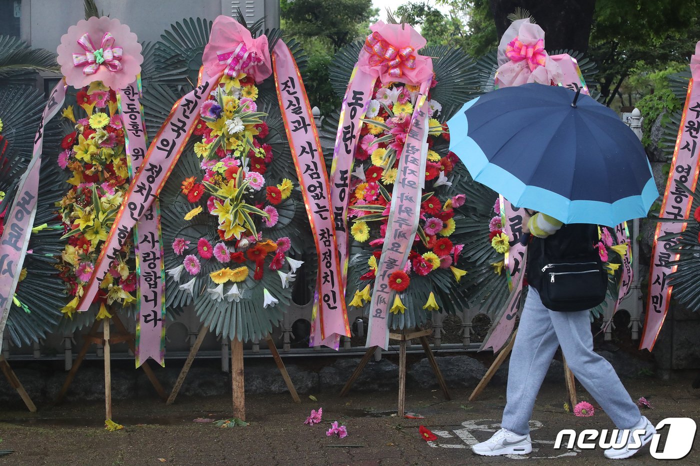 15일 오전 서울 여의도 국회 담장 앞에 한동훈 전 국민의힘 비상대책위원장을 응원하는 화한이 놓여있다. 화환에는 &#39;한동훈 비대위원장님 사랑합니다&#39;, &#39;선진국의 정치인 한동훈&#39; 등이 적혀있다. 2024.4.15/뉴스1 ⓒ News1 임세영 기자