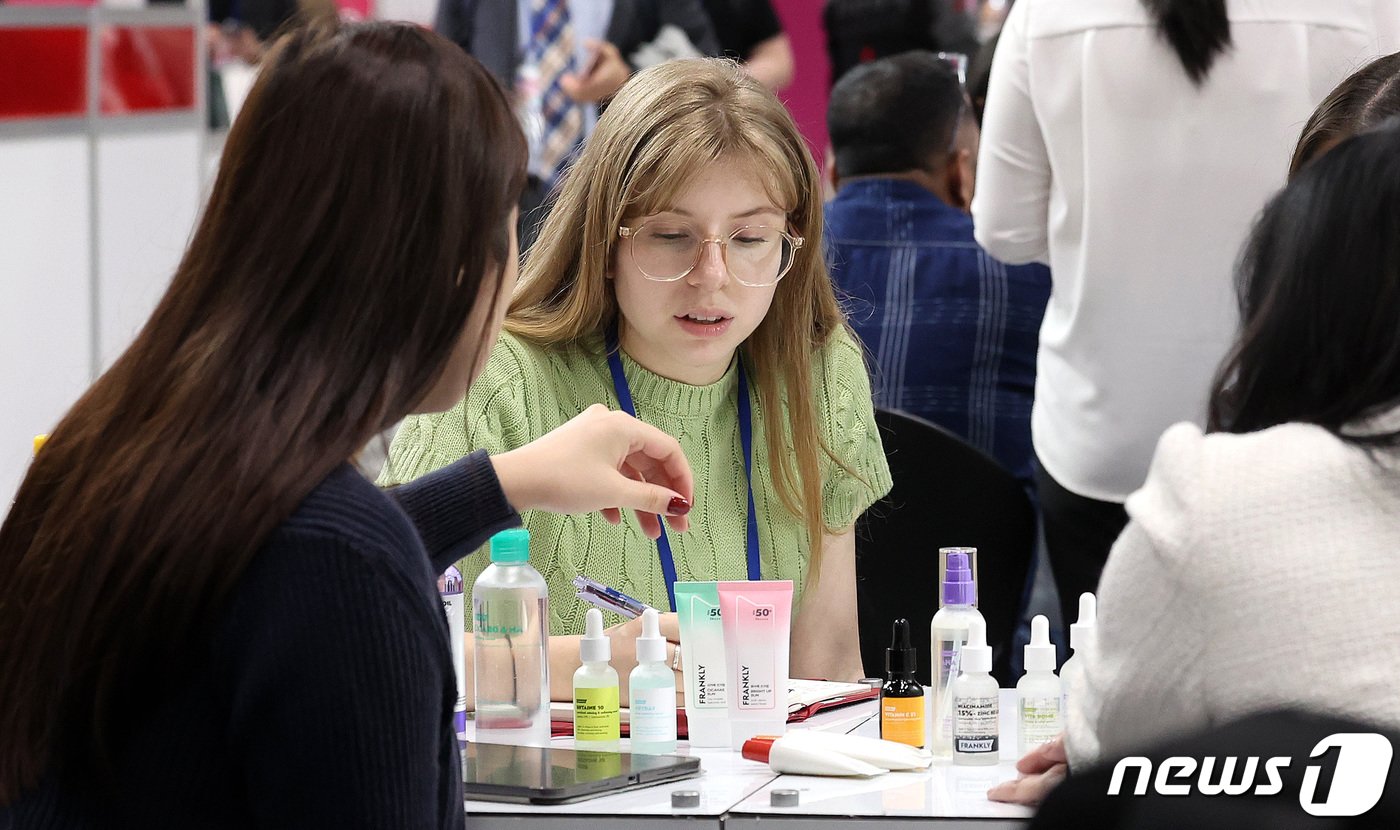 본문 이미지 - 2024 상반기 수출붐업 코리아를 찾은 해외바이어들이 수출 상담을 받고 있다. .2024.4.15/뉴스1 ⓒ News1 박지혜 기자