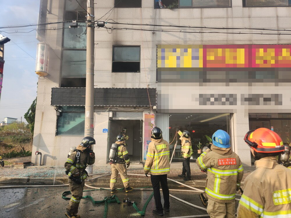 본문 이미지 - 지난해 10월 27일, A씨가 충남 천안 성환읍의 한 업소에 기름을 뿌리고 불을 지른 현장에서 소방대원들이 화재를 진압하고 있다. (천안서북소방서 제공)
