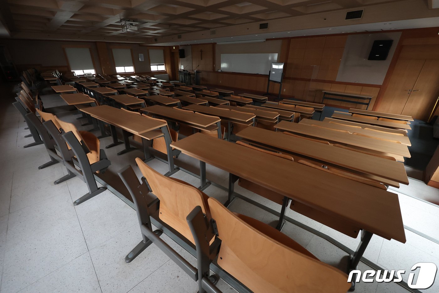 본문 이미지 - 전국 16곳 대학 의과대학이 개강한 15일 오후 서울 시내의 한 의과대학 강의실이 고요한 모습을 보이고 있다. 2024.4.15/뉴스1 ⓒ News1 김민지 기자