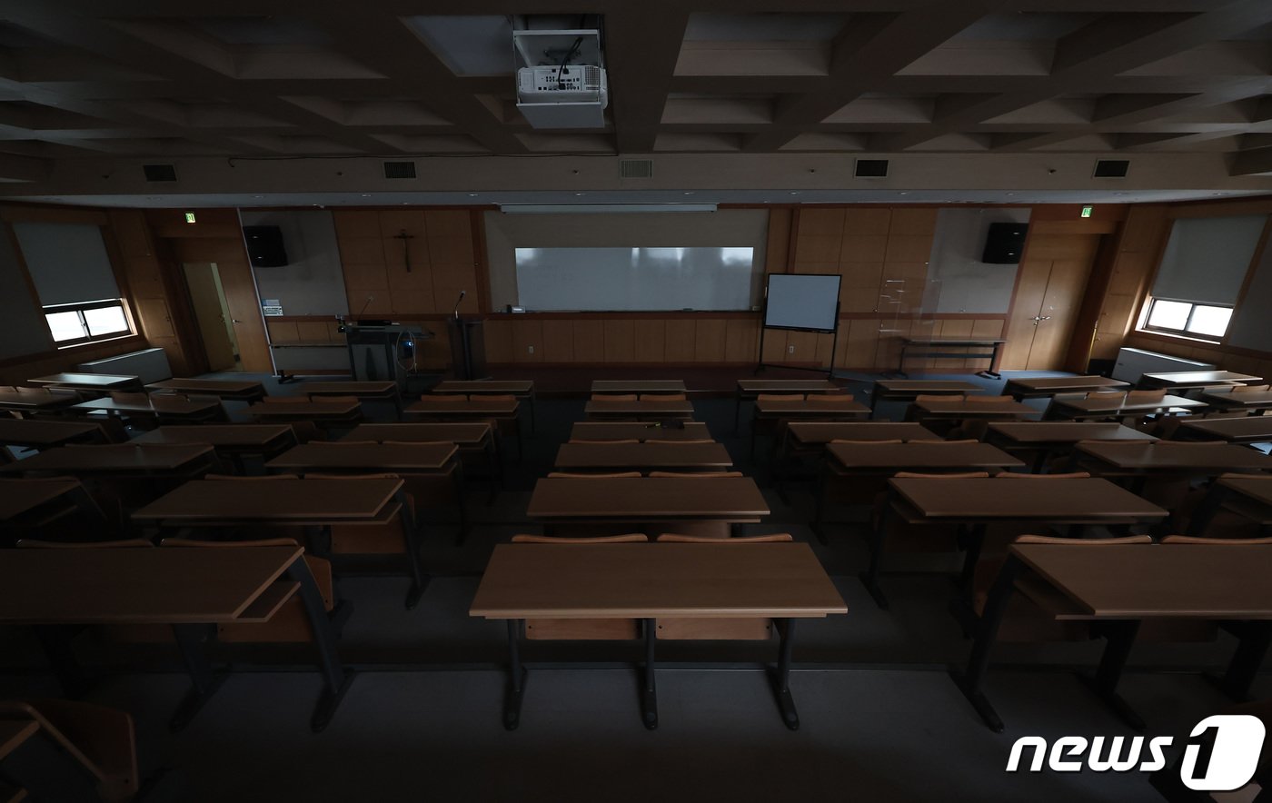 본문 이미지 - 전국 16곳 대학 의과대학이 개강한 15일 오후 서울 시내의 한 의과대학 강의실이 고요한 모습을 보이고 있다. 2024.4.15/뉴스1 ⓒ News1 김민지 기자