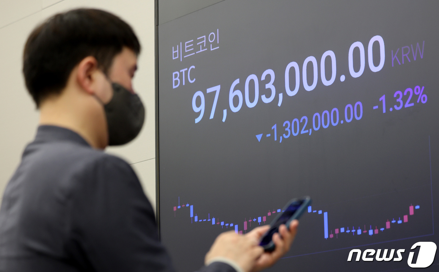 (서울=뉴스1) 박지혜 기자 = 비트코인이 중동 위기에 10% 급락했다가 낙폭을 줄여가고 있다. 15일 오후 서울 강남구 업비트 라운지 전광판에 비트코인 시세가 나오고 있다. 20 …