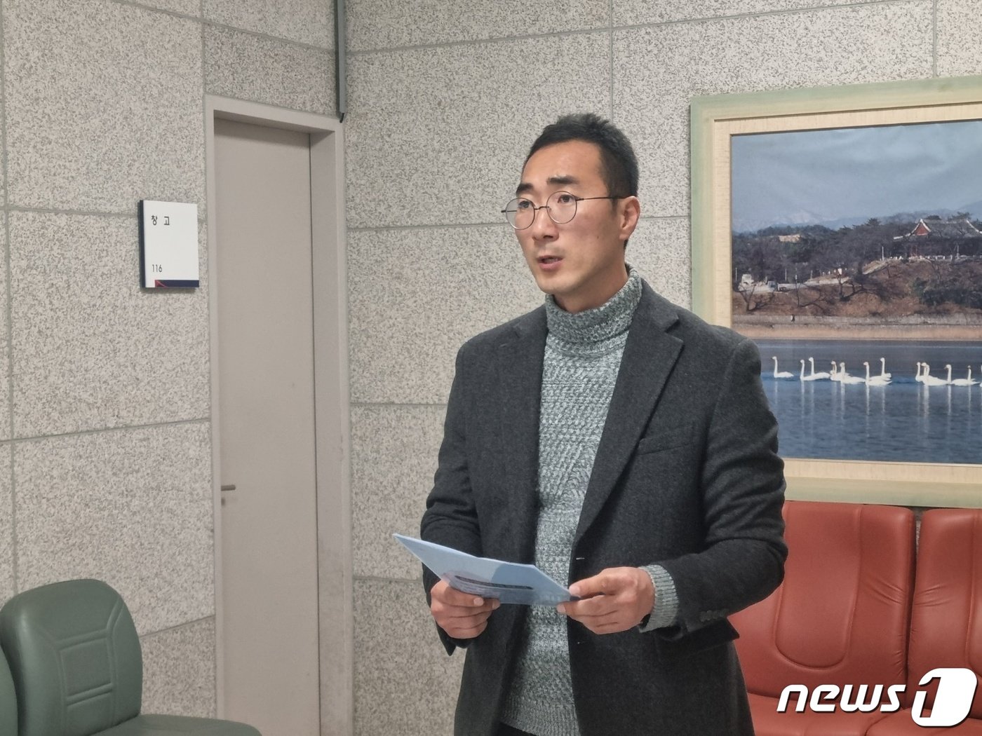 본문 이미지 - 2022년 강원 강릉에서 일어난 '급발진 의심사고'로 목숨을 잃은 고(故) 이도현(당시 12세) 군의 아버지 이상훈 씨가 26일 춘천지법 강릉지원에서 열린 제조사와의 손배소 5차 공판을 앞두고 취재진에게 입장을 밝히고 있다.2024.3.26/뉴스1