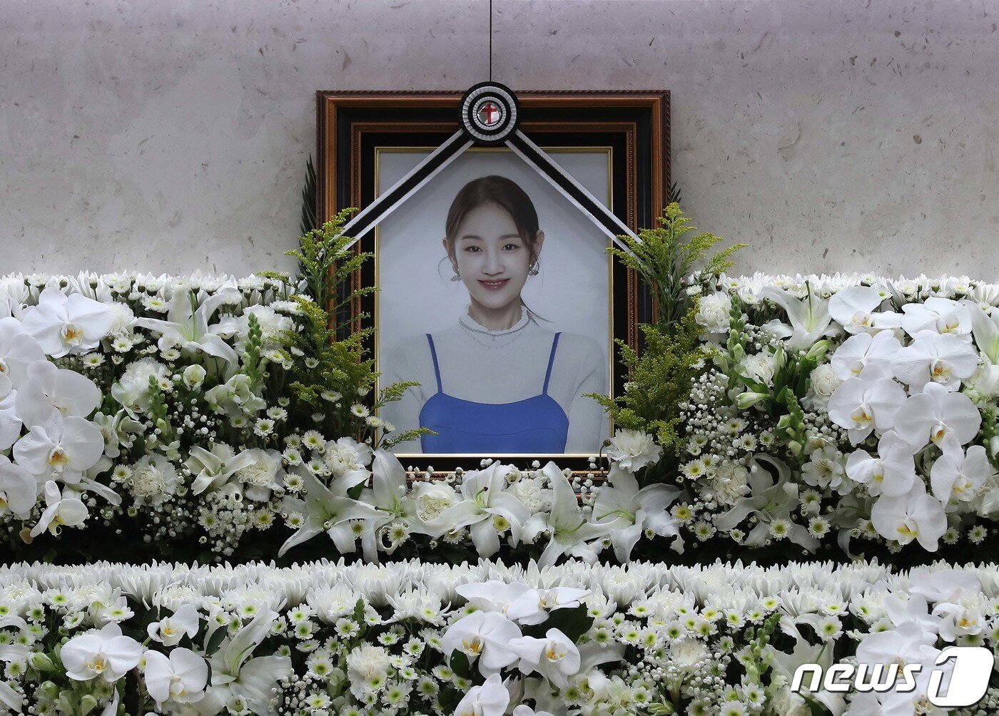 본문 이미지 - 15일 서울 송파구 서울아산병원 장례식장에 마련된 가수 고 박보람의 빈소에 고인의 영정사진이 놓여 있다. 2024.4.15/뉴스1 ⓒ News1 사진공동취재단