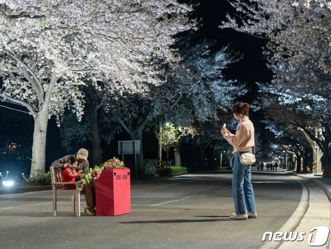 본문 이미지 - 지난 12~13일까지 이틀간 양양군 남대천 송이공원 일대에서 열린 ‘2024 양양남대천 봄향기 예술마당’(양양문화재단 제공) 2024.4.15/뉴스1