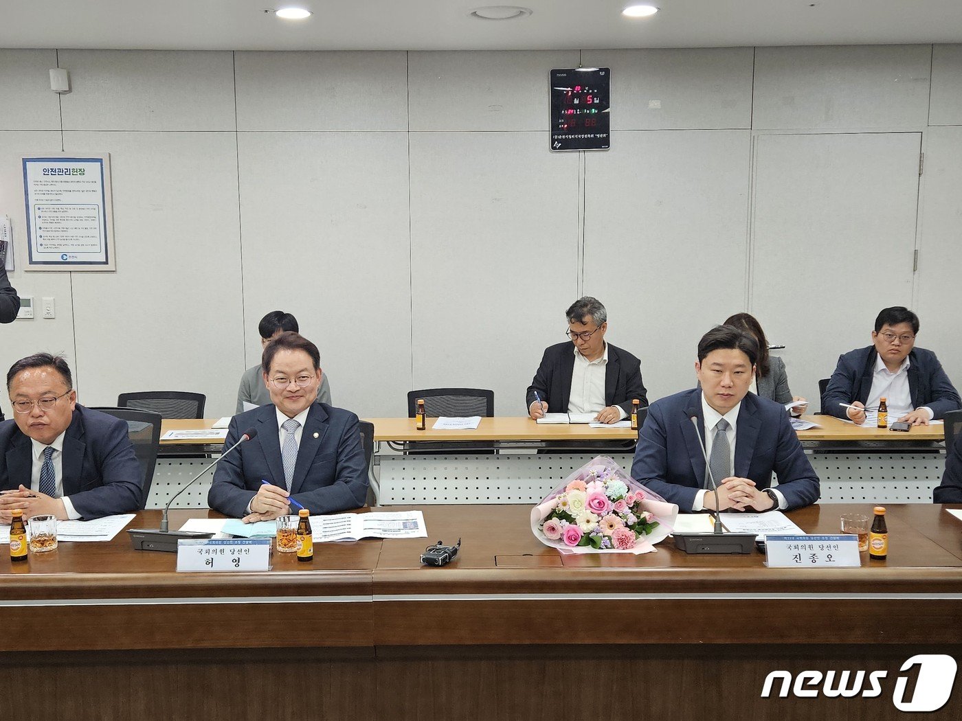 본문 이미지 - 더불어민주당 허영(사진 왼쪽부터) 당선자, 국민의미래 진종오 당선자가 15일 시청 3층 중회의실에서 육동한 시장에게 지역 현안에 대한 설명을 듣고 있다.2024.4.15 한귀섭 기자