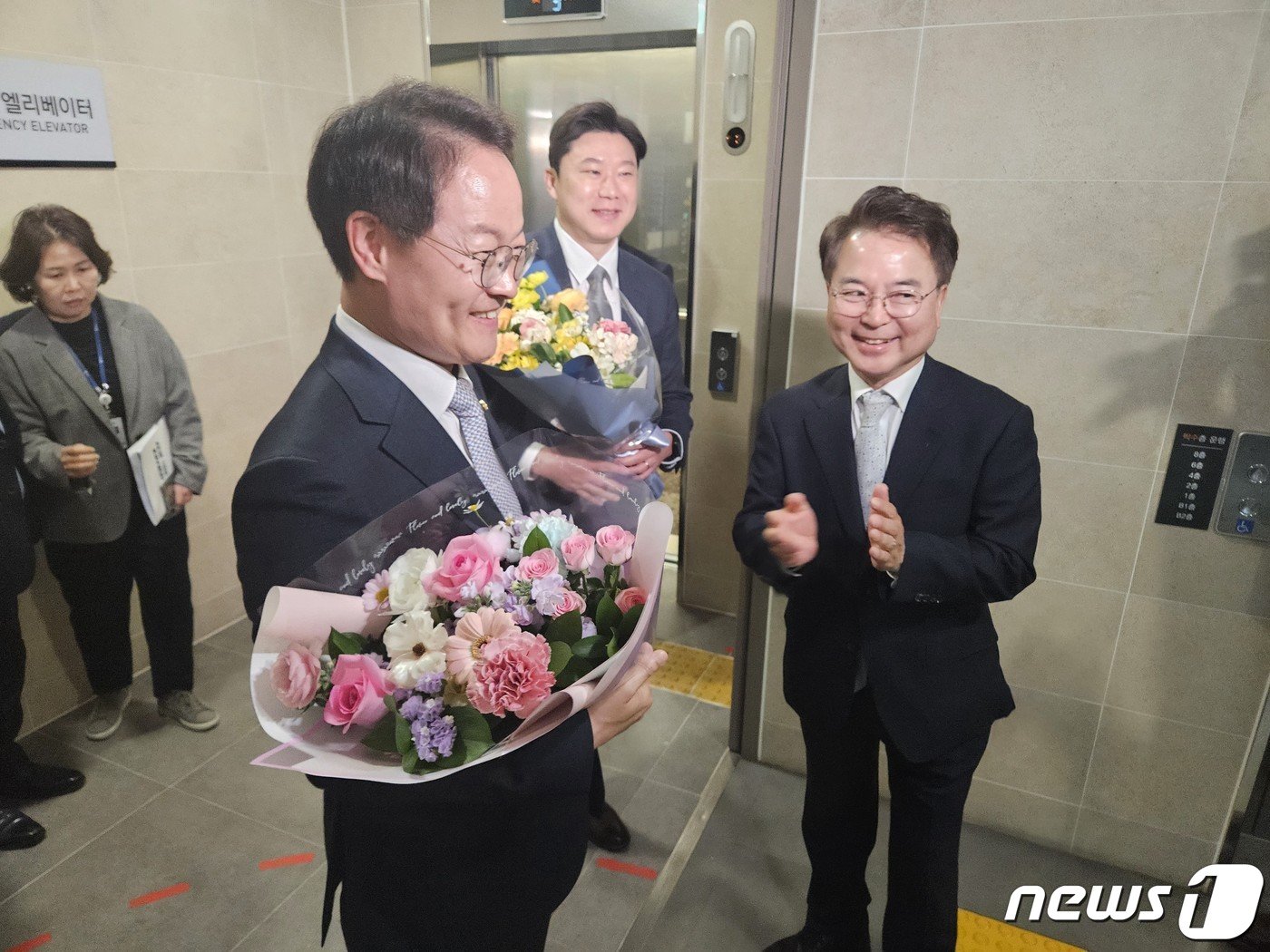 본문 이미지 - 육동한 춘천시장이 15일 시청 3층 로비에서 허영·진종오 당선자에게 꽃다발을 건넨 뒤 박수를 치고 있다.2024.4.15 한귀섭 기자