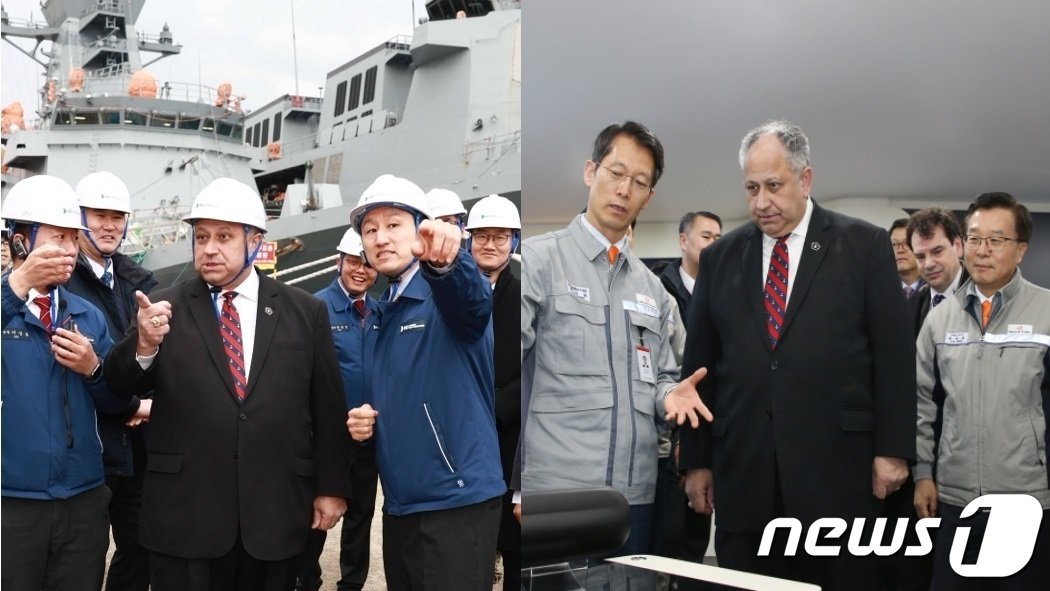 본문 이미지 - 정기선 HD현대 부회장과 권혁웅 한화오션 대표이사 부회장(오른쪽 사진 왼쪽 세 번째)이 2월27일 카를로스 델 토로 미 해군성 장관에게 함정 건조 시설 및 기술력을 소개하고 있다.(HD현대·한화오션 제공)