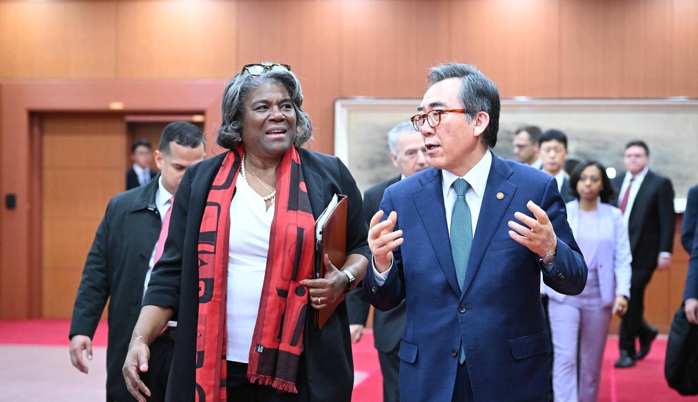 본문 이미지 - 조태열 외교부 장관이 15일 토머스-그린필드 주유엔 미국대사와 대화하고 있다.(외교부 제공)