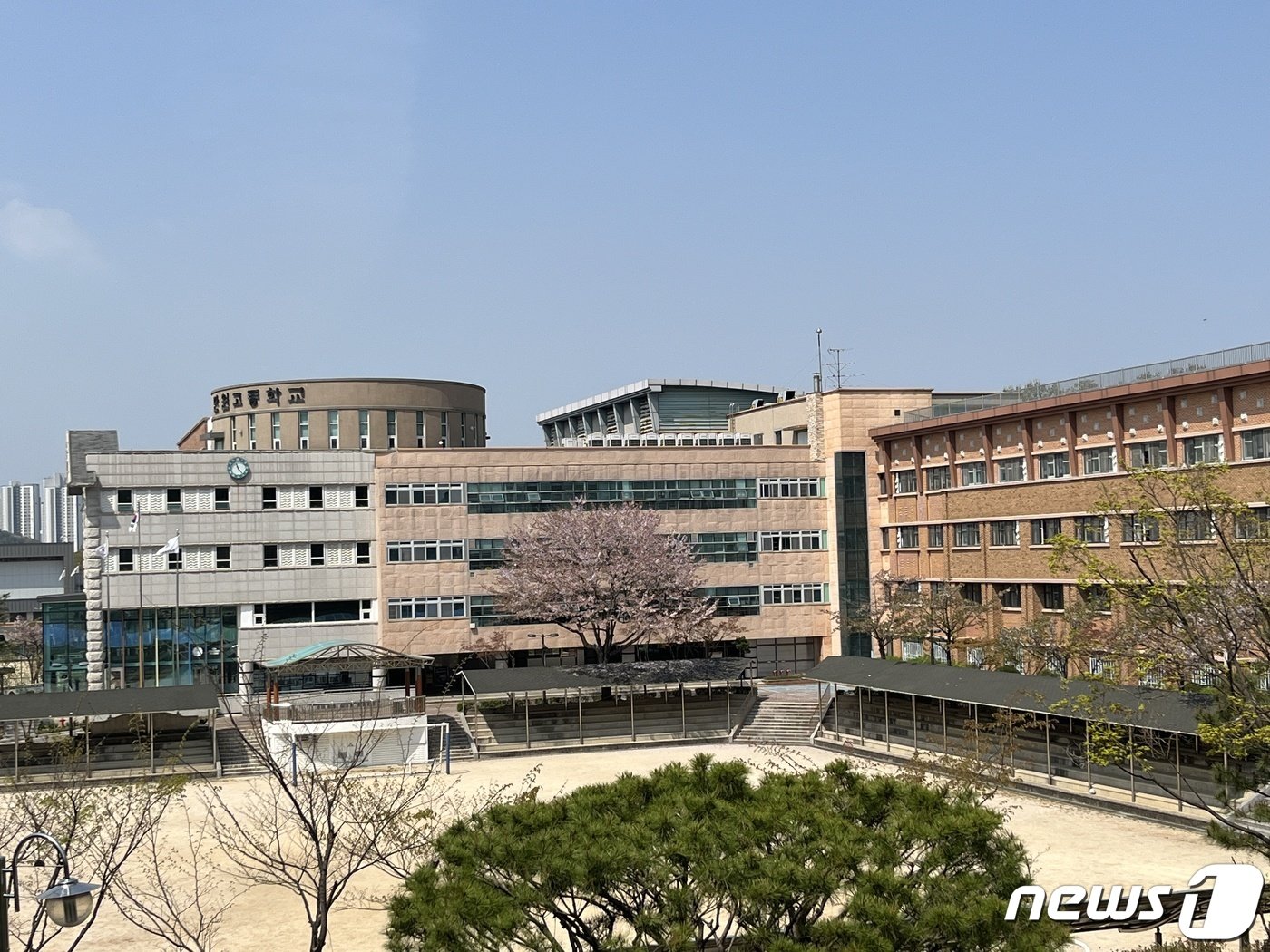 본문 이미지 - 세월호 참사 희생자가 많이 나왔던 안산 단원고 전경 / 뉴스1 박혜연 기자 