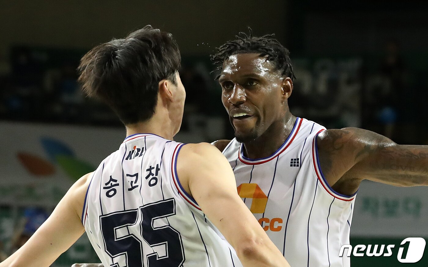 본문 이미지 - 15일 오후 강원 원주종합체육관에서 열린 프로농구 2023-2024 정관장 KBL 4강 플레이오프 1차전 원주 DB와 부산 KCC의 경기에서 KCC 송교창이 덩크슛을 성공한 뒤 라건아와 기뻐하고 있다. 2024.4.15/뉴스1 ⓒ News1 이승배 기자
