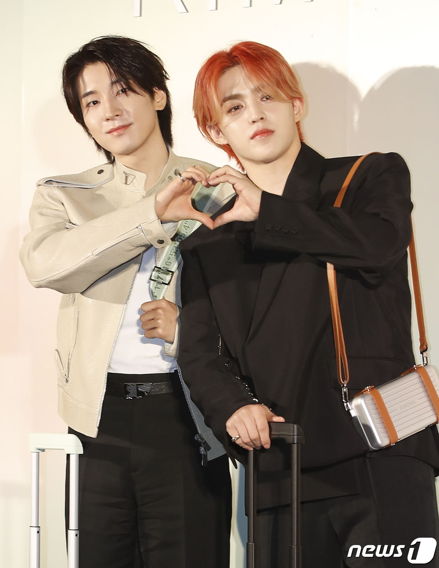 (서울=뉴스1) 권현진 기자 = 세븐틴의 원우와 에스쿱스(오른쪽)가 15일 서울 성동구 성수동 에스팩토리에서 열린 ‘리모와’ 포토콜에서 포즈를 취하고 있다. 2024.4.15/뉴스 …