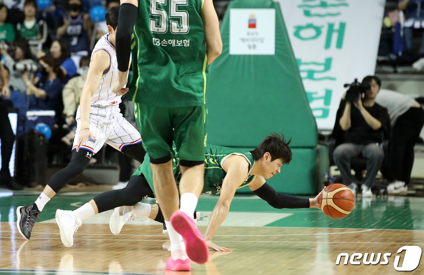 본문 이미지 - 15일 오후 강원 원주종합체육관에서 열린 프로농구 2023-2024 정관장 KBL 4강 플레이오프 1차전 원주 DB와 부산 KCC의 경기에서 DB 유현준이 공을 살리려고 하고 있다. 2024.4.15/뉴스1 ⓒ News1 이승배 기자