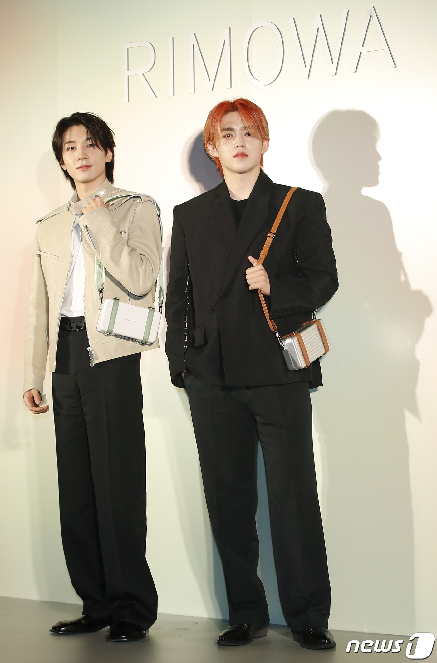 (서울=뉴스1) 권현진 기자 = 세븐틴의 원우와 에스쿱스(오른쪽)가 15일 서울 성동구 성수동 에스팩토리에서 열린 ‘리모와’ 포토콜에서 포즈를 취하고 있다. 2024.4.15/뉴스 …