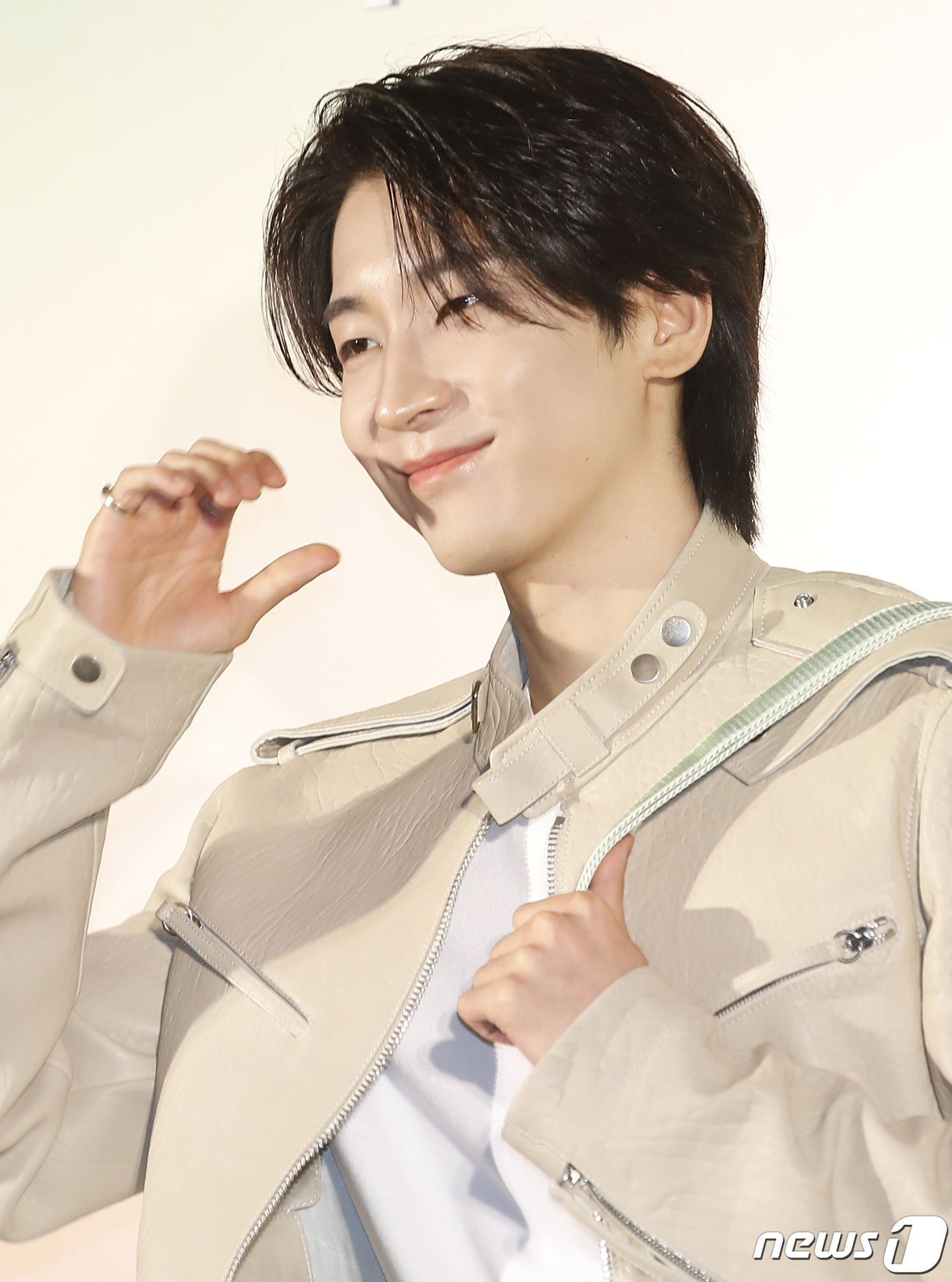 (서울=뉴스1) 권현진 기자 = 세븐틴의 원우가 15일 서울 성동구 성수동 에스팩토리에서 열린 ‘리모와’ 포토콜에서 포즈를 취하고 있다. 2024.4.15/뉴스1