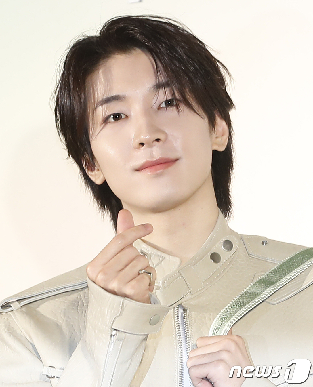 (서울=뉴스1) 권현진 기자 = 세븐틴의 원우가 15일 서울 성동구 성수동 에스팩토리에서 열린 ‘리모와’ 포토콜에서 포즈를 취하고 있다. 2024.4.15/뉴스1