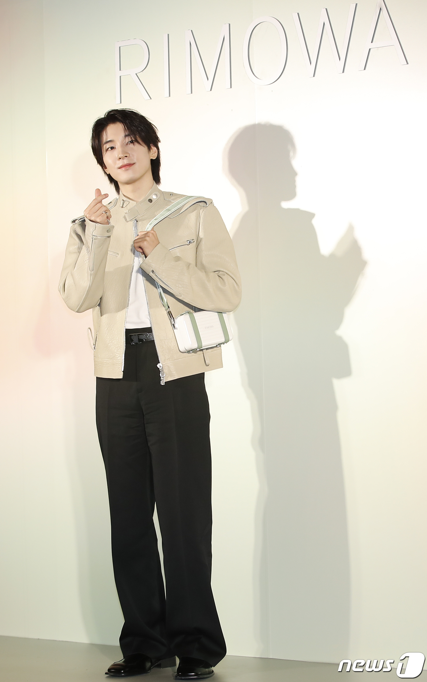 (서울=뉴스1) 권현진 기자 = 세븐틴의 원우가 15일 서울 성동구 성수동 에스팩토리에서 열린 ‘리모와’ 포토콜에서 포즈를 취하고 있다. 2024.4.15/뉴스1