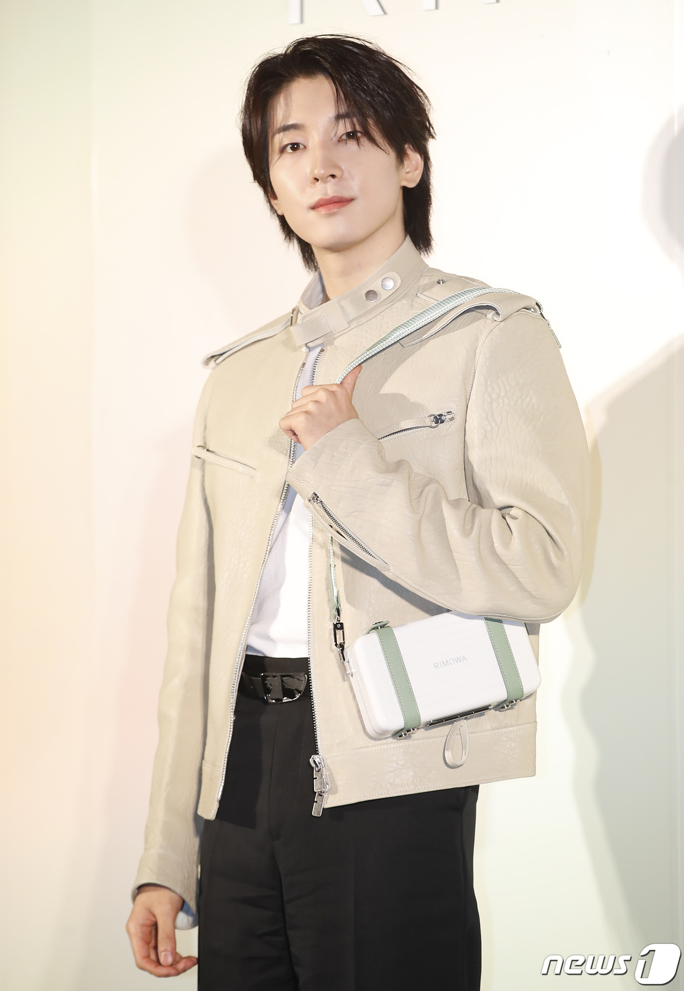(서울=뉴스1) 권현진 기자 = 세븐틴의 원우가 15일 서울 성동구 성수동 에스팩토리에서 열린 ‘리모와’ 포토콜에서 포즈를 취하고 있다. 2024.4.15/뉴스1