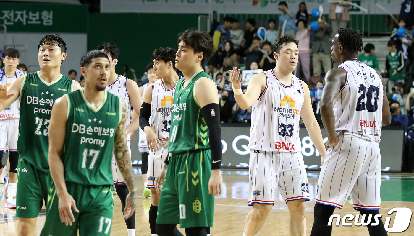 (원주=뉴스1) 이승배 기자 = 15일 오후 강원 원주종합체육관에서 열린 프로농구 2023-2024 정관장 KBL 4강 플레이오프 1차전 원주 DB와 부산 KCC의 경기에서 95대 …