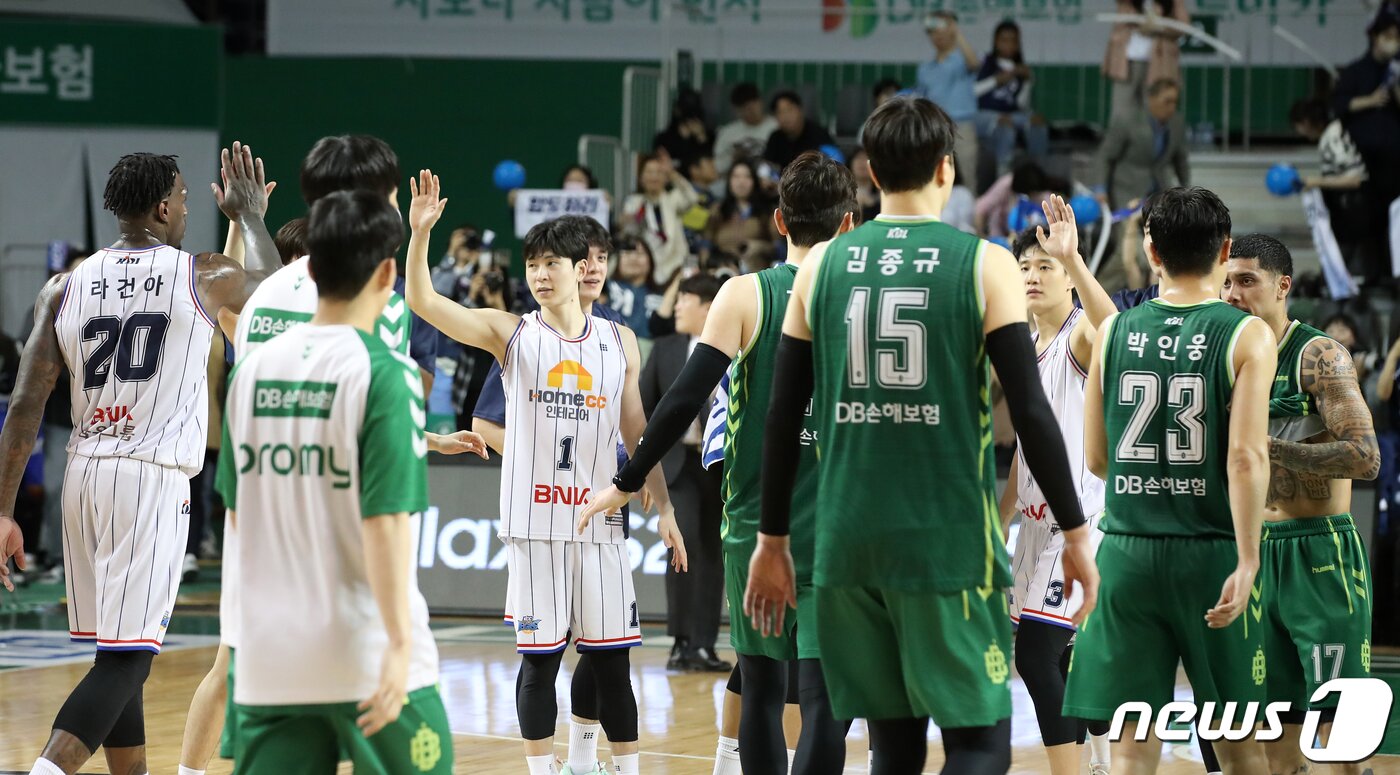 본문 이미지 - 15일 오후 강원 원주종합체육관에서 열린 프로농구 2023-2024 정관장 KBL 4강 플레이오프 1차전 원주 DB와 부산 KCC의 경기에서 95대 83으로 승리한 KCC 선수들이 기뻐하고 있다. 2024.4.15/뉴스1 ⓒ News1 이승배 기자