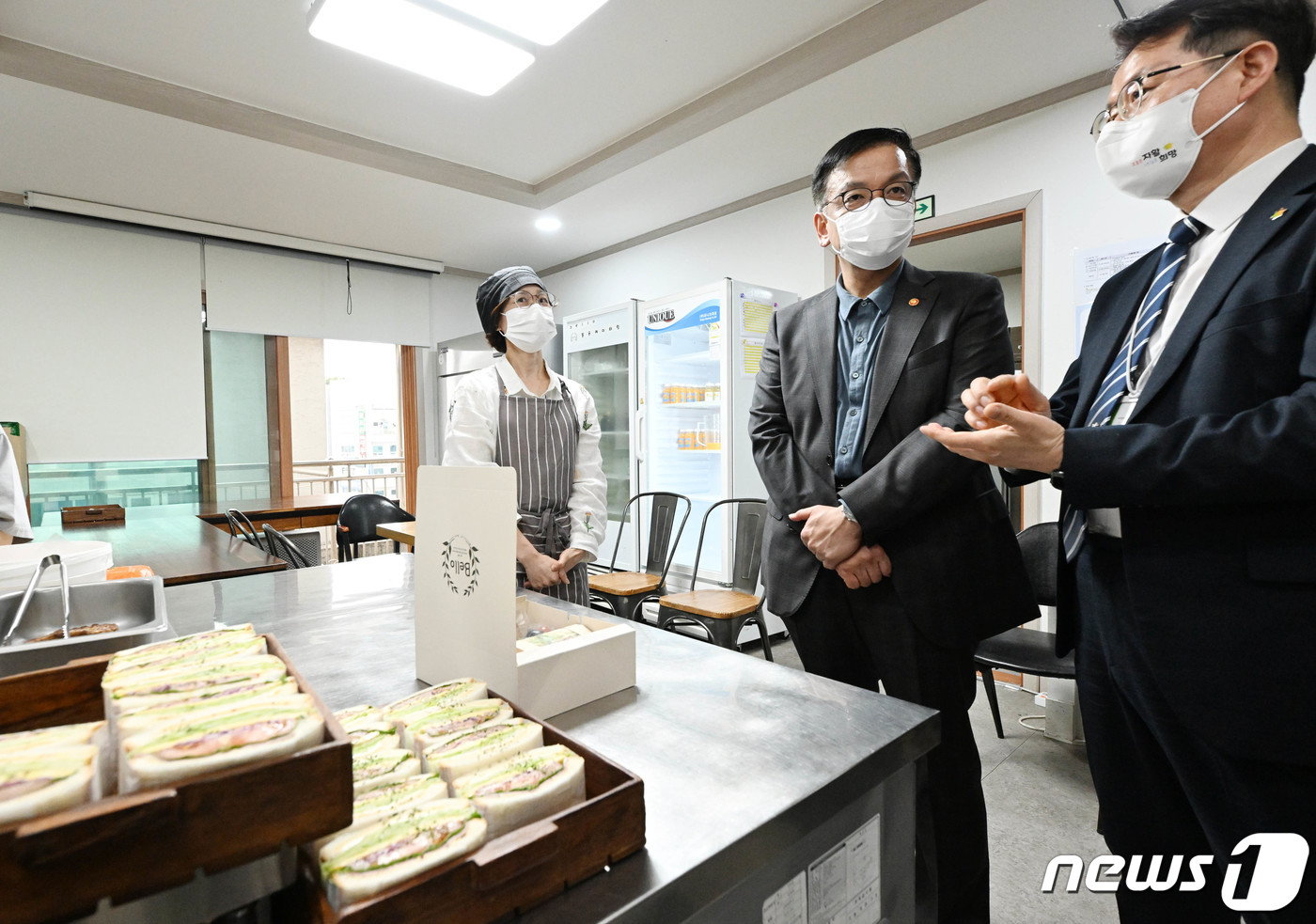 (서울=뉴스1) = 최상목 경제부총리 겸 기획재정부 장관이 15일 오후 대전 소재 자활근로 업체인 '좋은케이터링'을 방문, 현장을 시찰하며 대표로부터 의견을 청취하고 있다. (기재 …