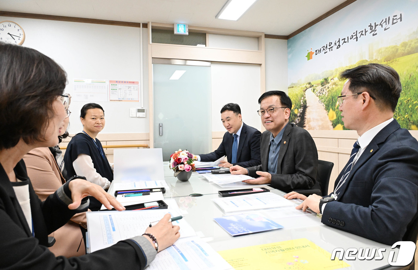 (서울=뉴스1) = 최상목 경제부총리 겸 기획재정부 장관이 15일 오후 대전 유성지역자활센터를 방문해 간담회를 갖고 있다. (기재부 제공) 2024,4.15/뉴스1