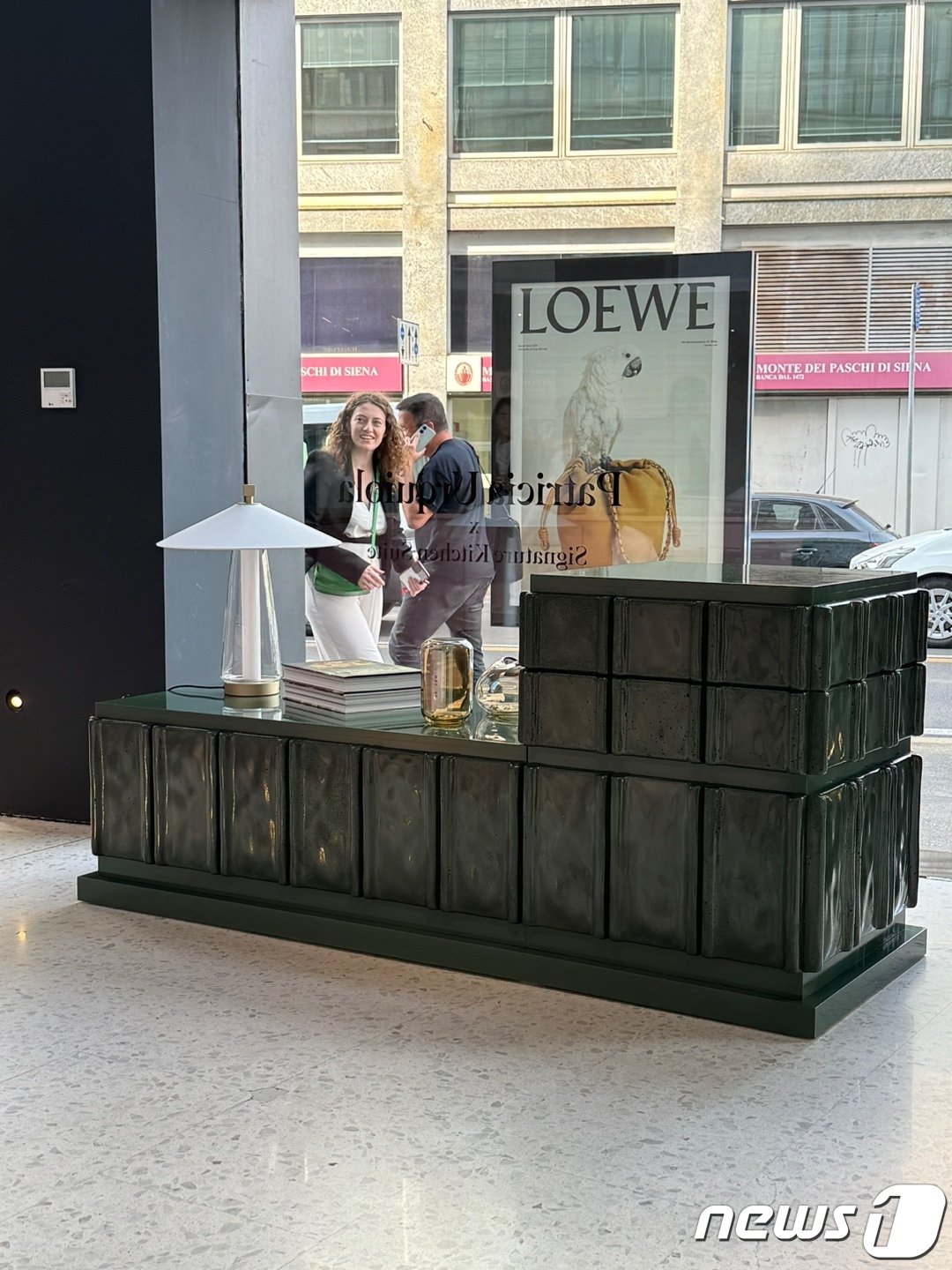 본문 이미지 - 스페인 출신 디자이너  파트리시아 우르퀴올라(Patricia Urquiola)와 협업한 LG 시그니처 키친 스위트 '언더카운터 모듈형 냉장고'의 모습.  2024.4.15 / 뉴스1 ⓒ News1 강태우 기자