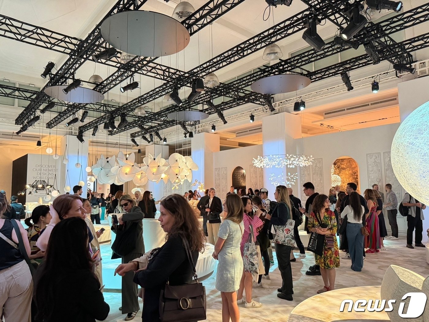 본문 이미지 -  이탈리아 밀라노에 있는 'LG전자-모오이' 쇼룸에 수백명의 인파가 몰려있다. 2024.4.15 / 뉴스1 ⓒ News1 강태우 기자