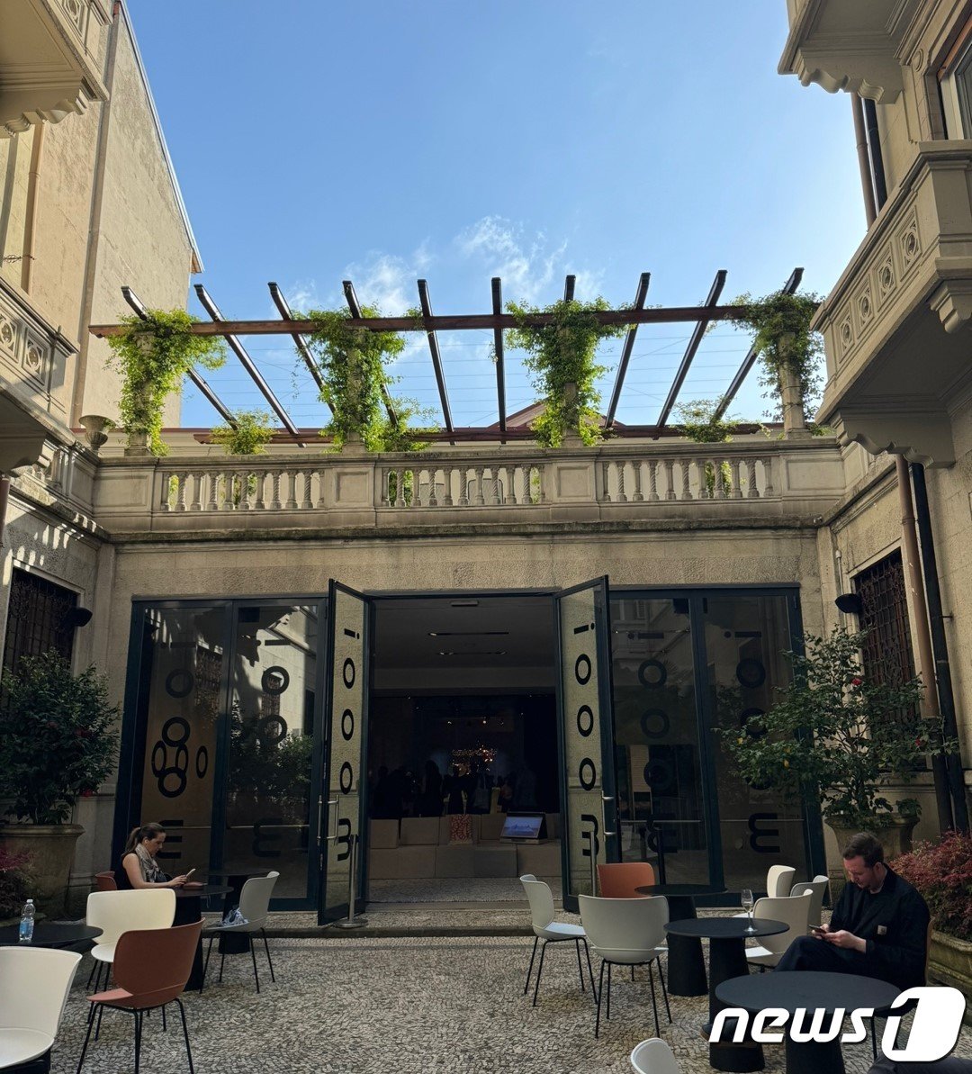 본문 이미지 - 이탈리아 밀라노에 있는 'LG전자-모오이' 쇼룸 입구. 2024.4.15 / 뉴스1 ⓒ News1 강태우 기자