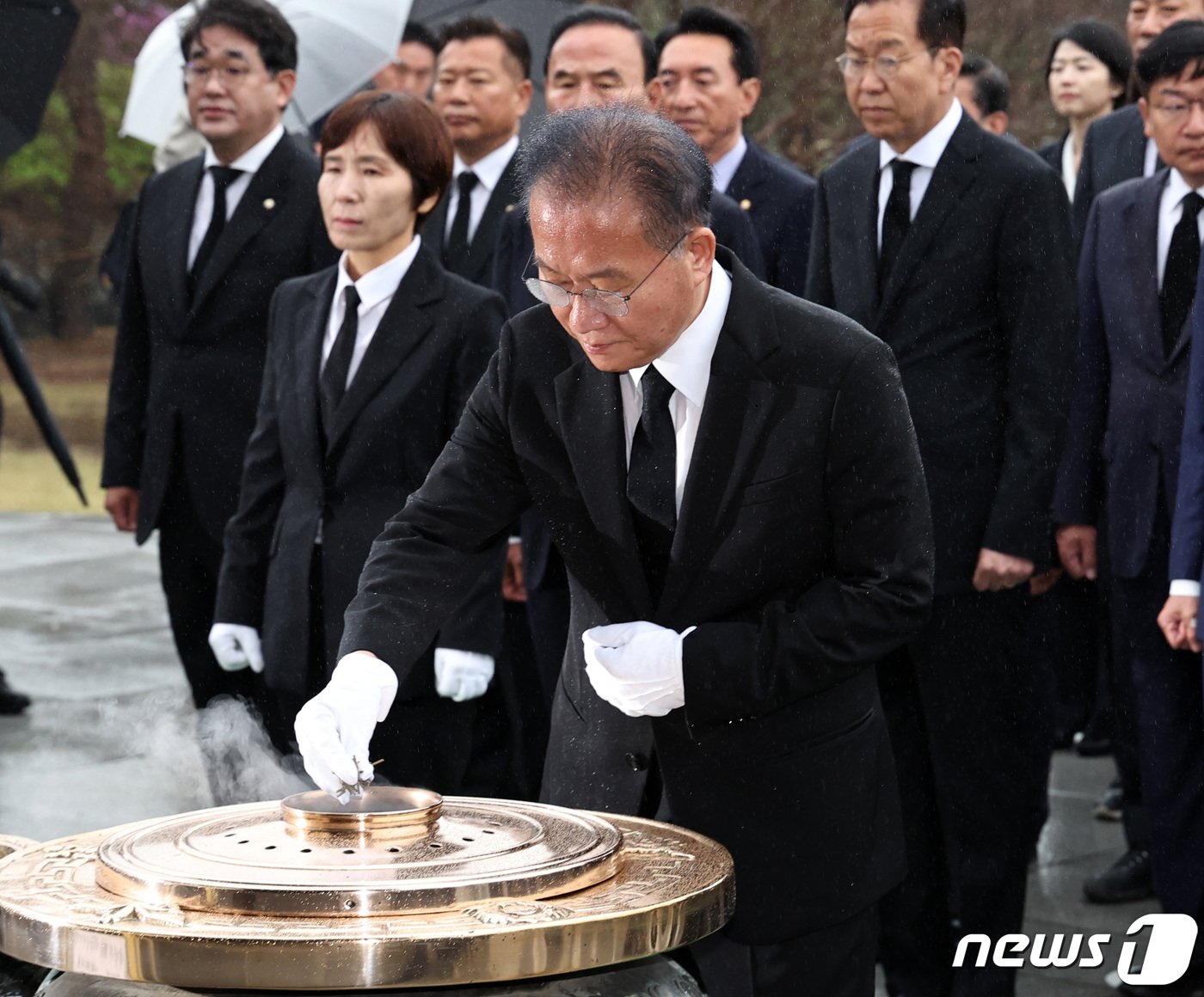 윤재옥 국민의힘 원내대표가 16일 오전 서울 동작구 국립서울현충원을 찾아 현충탑에 분향하고 있다. 2024.4.16/뉴스1 ⓒ News1 구윤성 기자