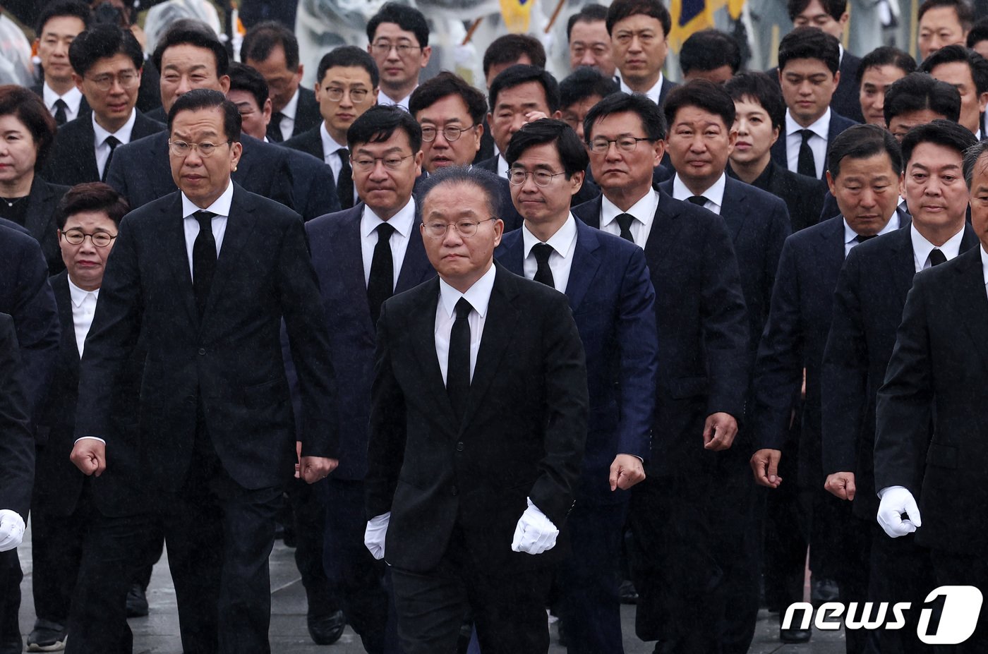 본문 이미지 - 윤재옥 원내대표를 비롯한 국민의힘과 국민의미래 소속 제22대 국회의원 당선인들이 16일 오전 서울 동작구 국립서울현충원을 찾아 현충탑 참배를 위해 이동하고 있다. 2024.4.16/뉴스1 ⓒ News1 구윤성 기자