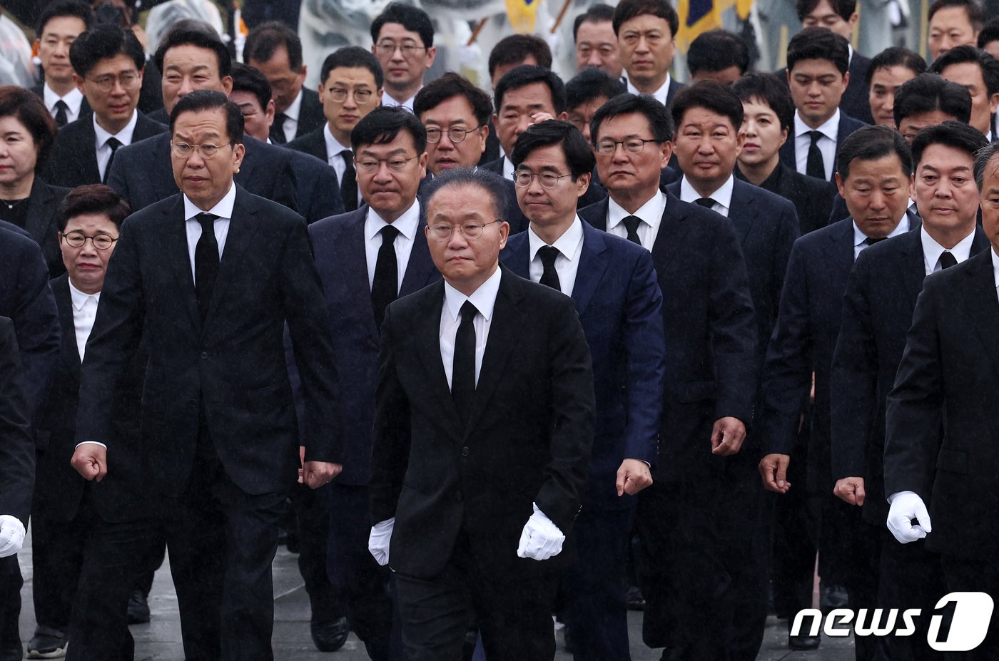 윤재옥 원내대표를 비롯한 국민의힘과 국민의미래 소속 제22대 국회의원 당선인들이 16일 오전 서울 동작구 국립서울현충원을 찾아 현충탑 참배를 위해 이동하고 있다. 2024.4.16/뉴스1 ⓒ News1 구윤성 기자